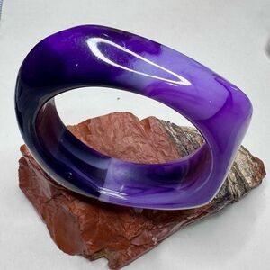‘80s Purple Acrylic Bangle Swirly Lucite Modernist Freeform 65mm/20mm/62g